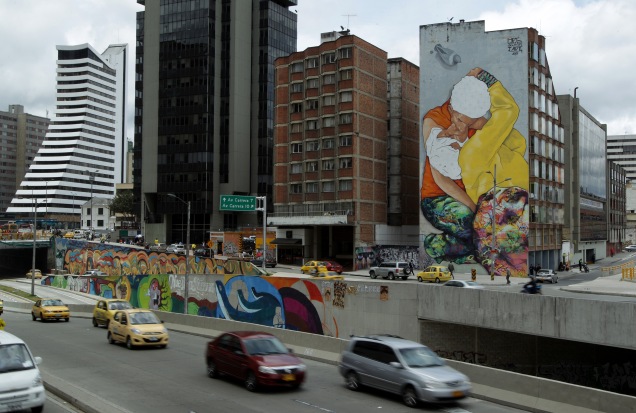 INN01. BOGOTÁ, 18/09/2013.- Fotografía del pasado 10 de septiembre de 2013 y disponible hoy, miércoles 18 de septiembre de 2013, de un graffiti de 10 pisos de altura. El boom del graffiti en Bogotá, donde más de 4.000 jóvenes convierten cada día esta capital en un gran museo al aire libre, ha dado lugar a una novedosa industria publicitaria que ofrece alternativas de promoción a las empresas y reconoce el trabajo de los artistas. Esta iniciativa es impulsada por Vértigo Graffiti, empresa creada en 2009 y la única en Colombia que "promueve el arte urbano a través de campañas publicitarias y diseño de interiores". COLOMBIA.INN/MAURICIO DUEÑAS CASTAÑEDA